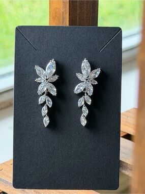 SPARKLES for days ✨Silver Crystal Floral Drop Earring - Clear